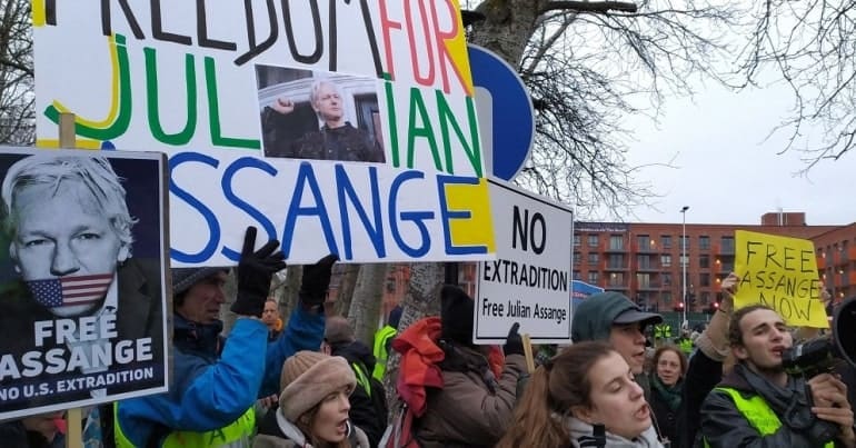 Crowd gathers in defence of Julian Assange outside Belmarsh prison
